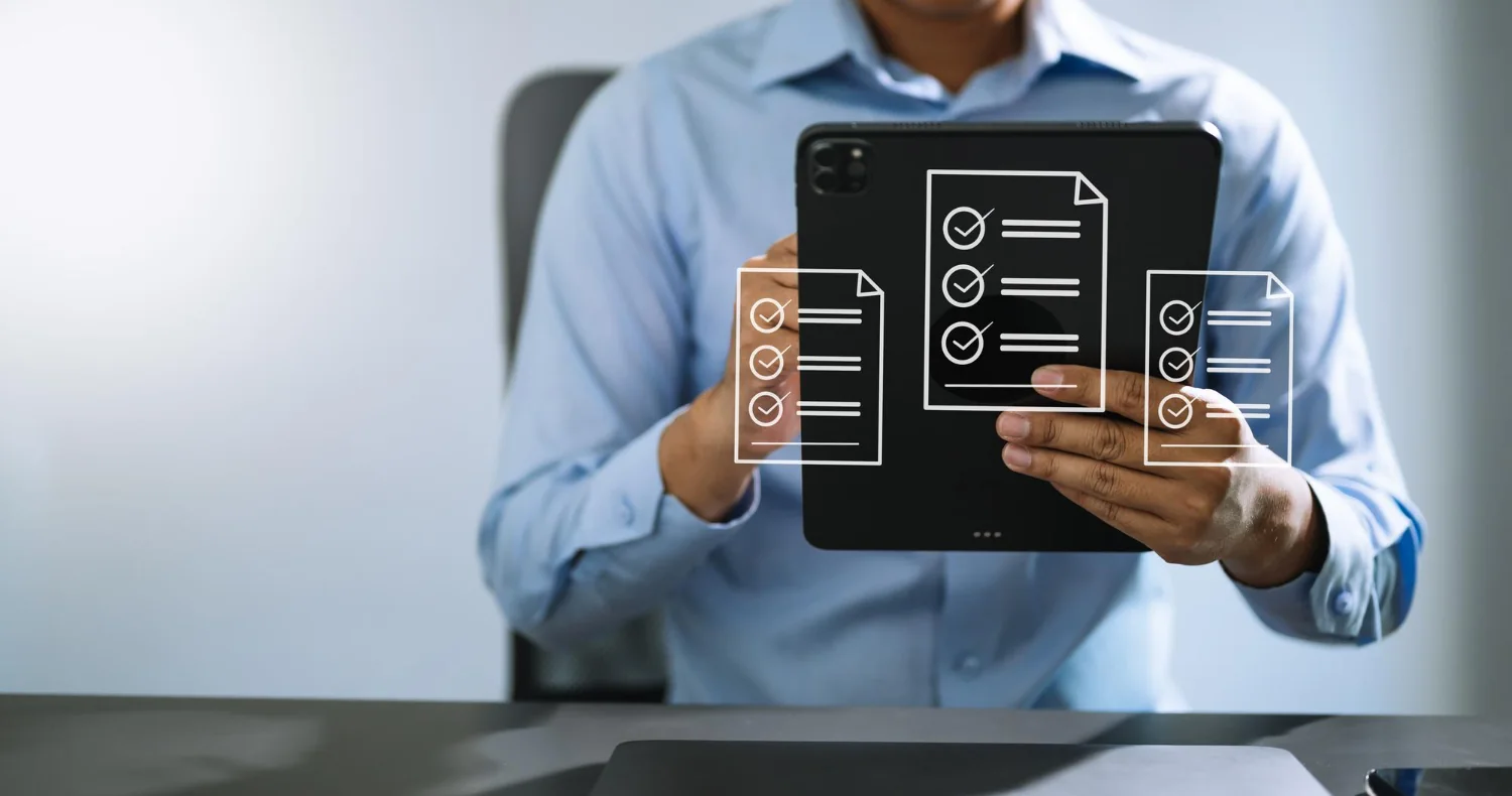 Dossiê jurídico por CPF com conferência de informações Dossiê jurídico por CPF: homem com tablet e representações gráficas de listas de verificação